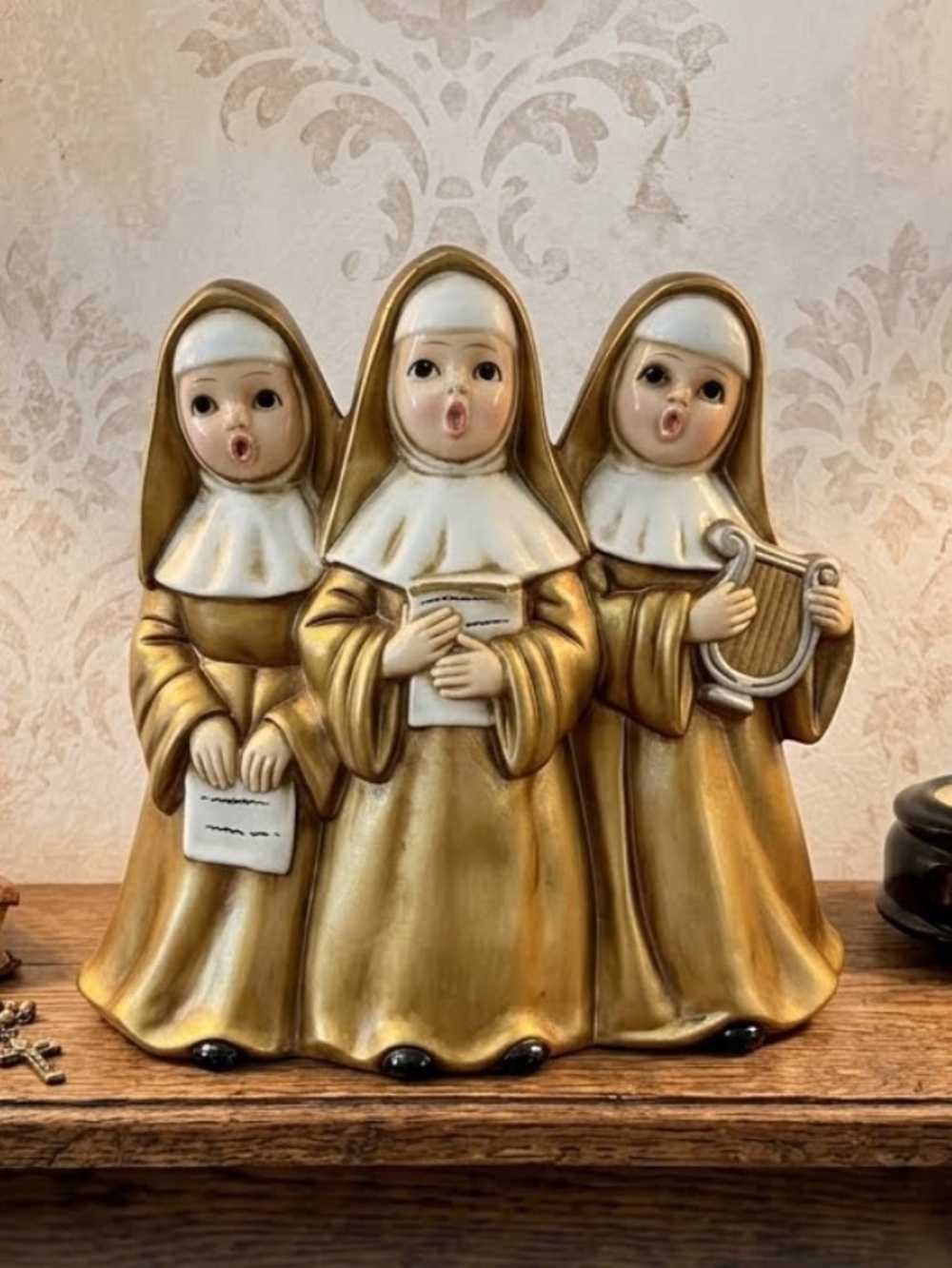 Vintage Musical Nuns Figurine, The Singing Nun "Dominique"
Made in Japan
So cute